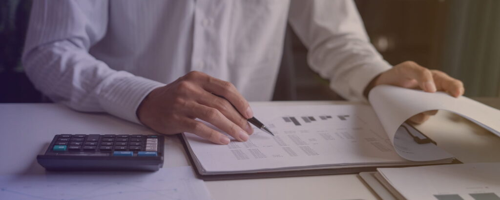 Specjalista analizujący dokumenty podczas audytu optymalizacji kosztów energii.