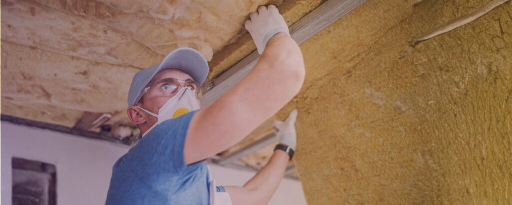 Specjalista wykonujący termomodernizację budynku.