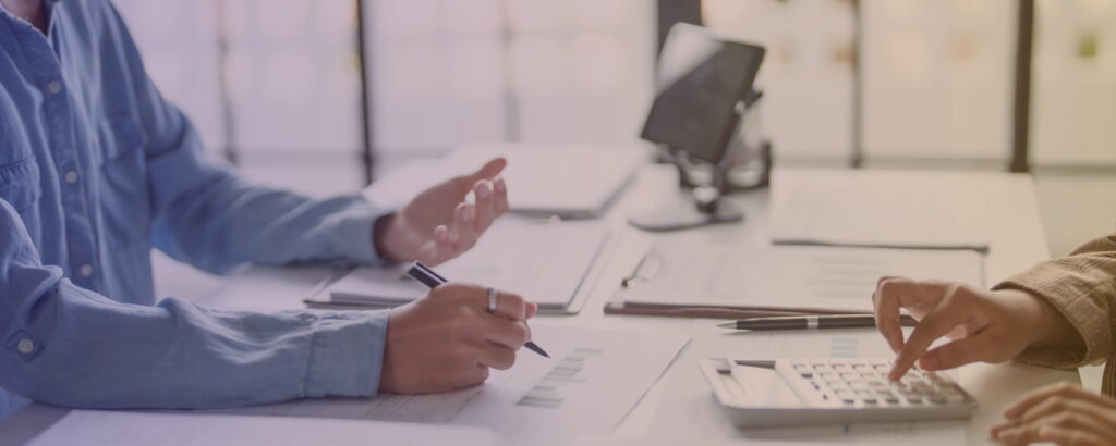 Rozmowa w biurze symbolizująca współpracę Interim Energy Manager w zakresie zarządzania energią.