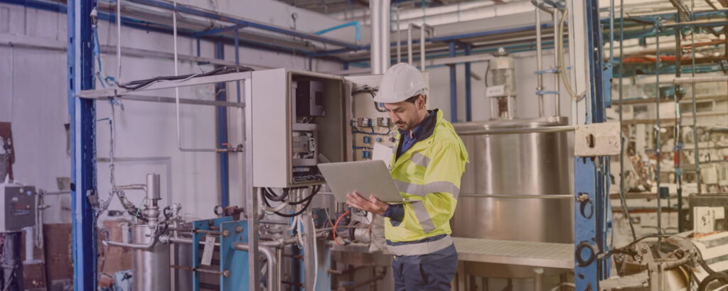 Specjalista przeprowadzający analizę przed wprowadzeniem rozwiązania kompensacji mocy biernej.