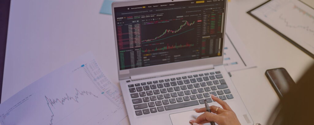 Specjalistka analizująca dane i wykresy w ramach monitoringu energii.