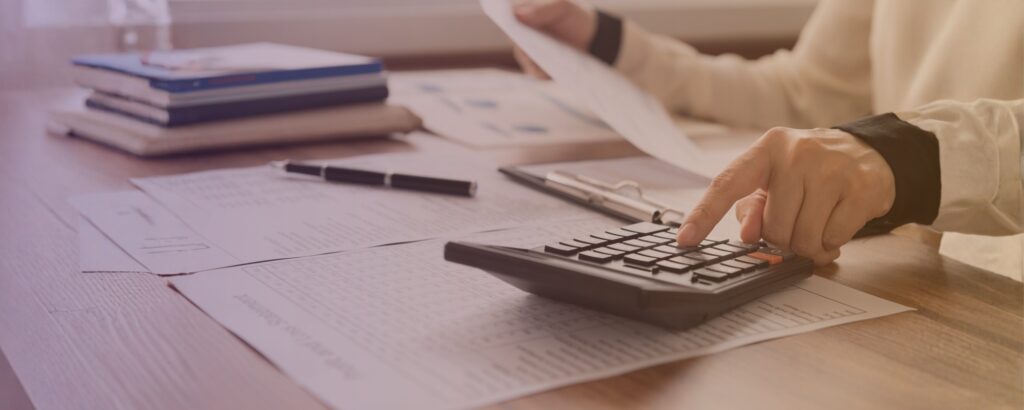 Specjalista analizujący koszty energii i opłaty za moc bierną w przedsiębiorstwie.