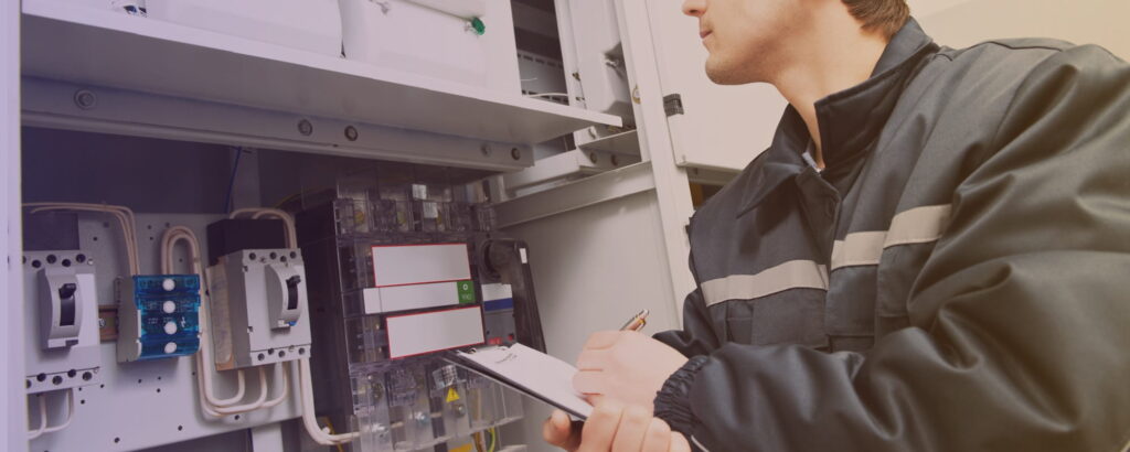 Specjalista przeprowadzający przegląd elektryczny.