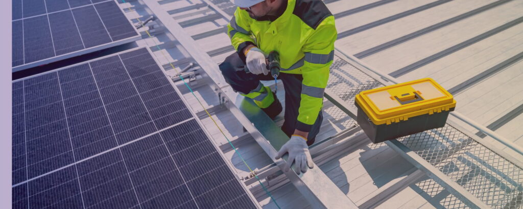 Specjalista przeprowadzający przegląd instalacji fotowoltaicznej.